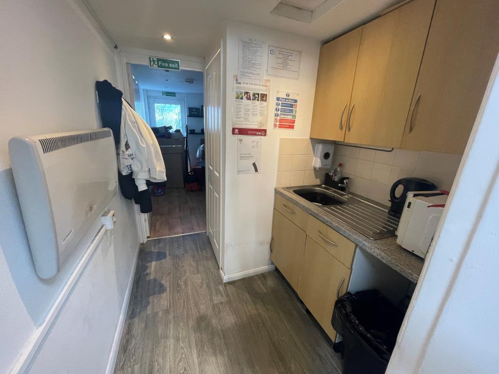 Lot: 104 - FREEHOLD MIXED-USE INVESTMENT - Kitchenette area of barbers shop